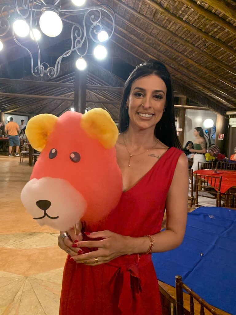 urso rosa orelhas amarelas